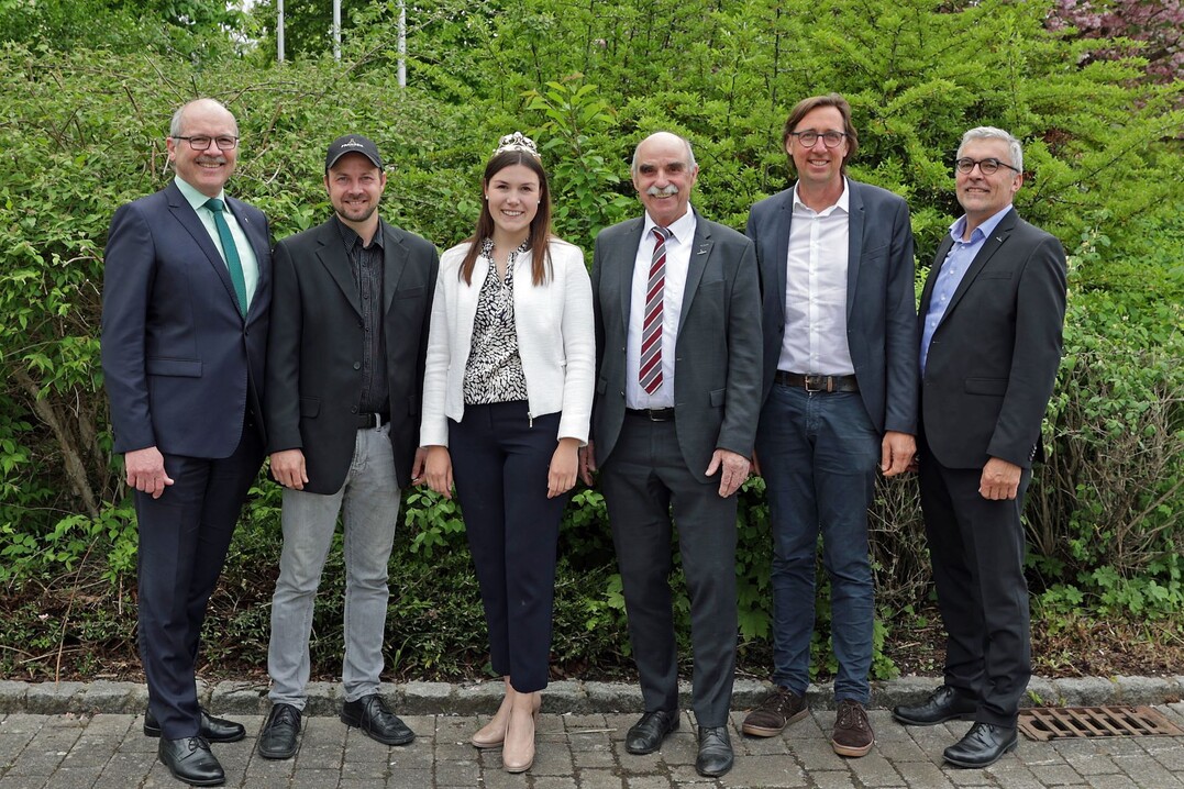 Die 64. Frnkische Weinknigin Carolin Meyer mit Horst Kolesch, Daniel Scheinhof, Artur Steinmann, Frank Dietrich und Andreas Oehm (v. l. n. r.).