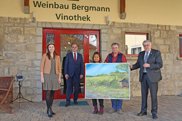Die feierliche bergabe des Landkreis-Ehrenpreise fand im Weingut Bergmann in Ulsenheim statt.
