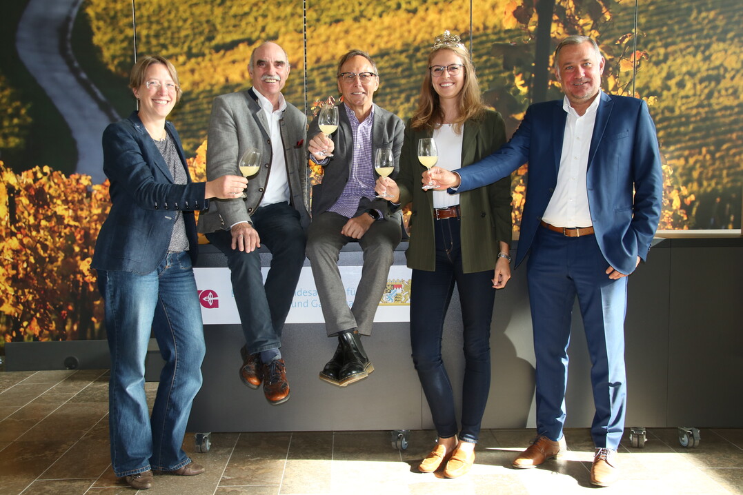 Beate Leopold vom Weinbauring Franken, Weinbauprsident Artur Steinmann, Leiter der Kellereifachberatung Hermann Mengler, 65. Frnkische Weinknigin Eva Brockmann und Matthias Mend von der LWG (v. l. n. r.) nach der Erntebilanz.