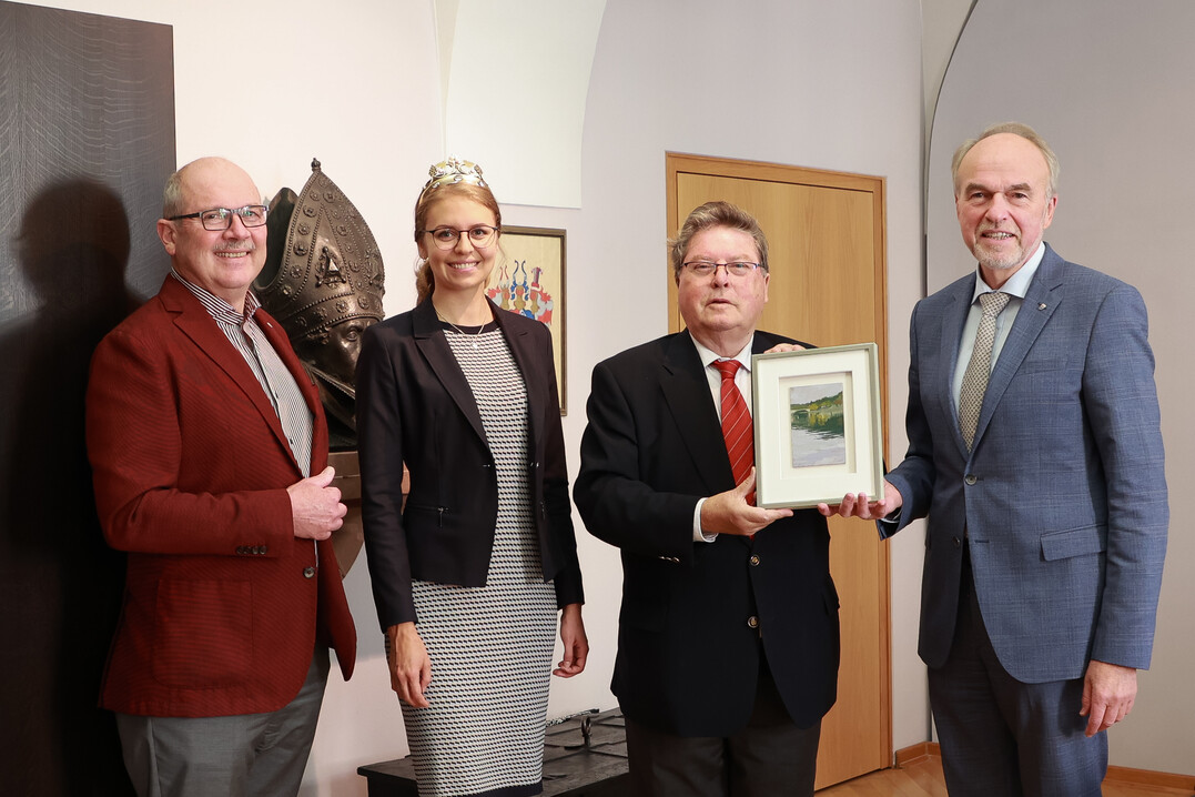 Feierliche bergabe des Ehrenpreises der Stadt Wrzburg (v.l.): Weingutsdirektor Horst Kolesch, Frnkische Weinknigin Eva Brockmann, Altbrgermeister Dr. Adolf Bauer und Oberpflegamtsdirektor Walter Herberth.