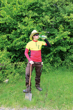 Hitze- und UV-Schutz gehen in der heißen Jahreszeit Hand in Hand. Arbeitskleidung muss funktionell, leicht und bequem sein sowie einen guten Schutz vor natürlicher UV-Strahlung bieten. Regelmäßige Trinkpausen beugen der Dehydrierung des Körpers vor.