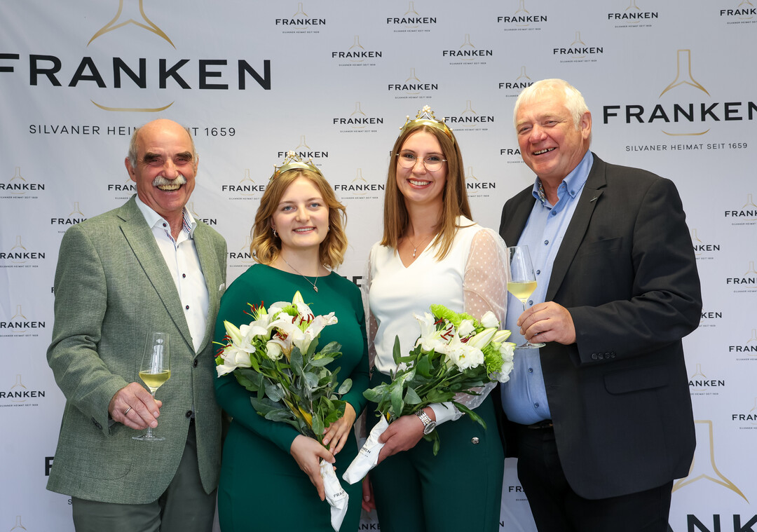 Frisch gekrnt: Linda Keller (Mitte links) und Emmi Wendemuth (Mitte rechts) haben von Weinbauprsidenten Artur Steinmann (auen links) und Geschftsfhrer Hermann Schmitt (auen rechts) ihre Kronen als Frnkische Weinprinzessinnen erhalten. 