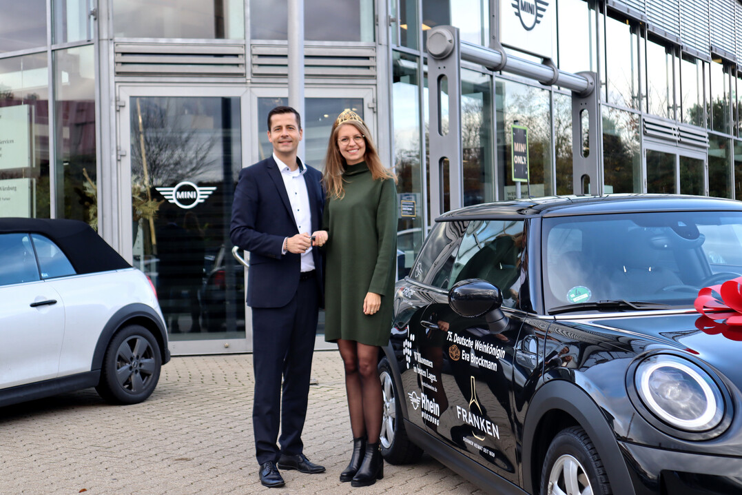 Strahlende Gesichter bei der Autobergabe: Die 75. Deutsche Weinknigin Eva Brockmann aus Franken erhlt von Markus Stumpf, Niederlassungsleiter BMW Rhein Wrzburg, die Schlssel fr ihr neues Dienstfahrzeuge, einen Mini Cooper. 