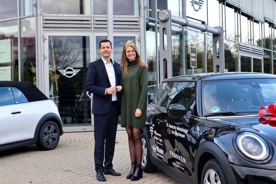 Strahlende Gesichter bei der Autobergabe: Die 75. Deutsche Weinknigin Eva Brockmann aus Franken erhlt von Markus Stumpf, Niederlassungsleiter BMW Rhein Wrzburg, die Schlssel fr ihr neues Dienstfahrzeuge, einen Mini Cooper. 
