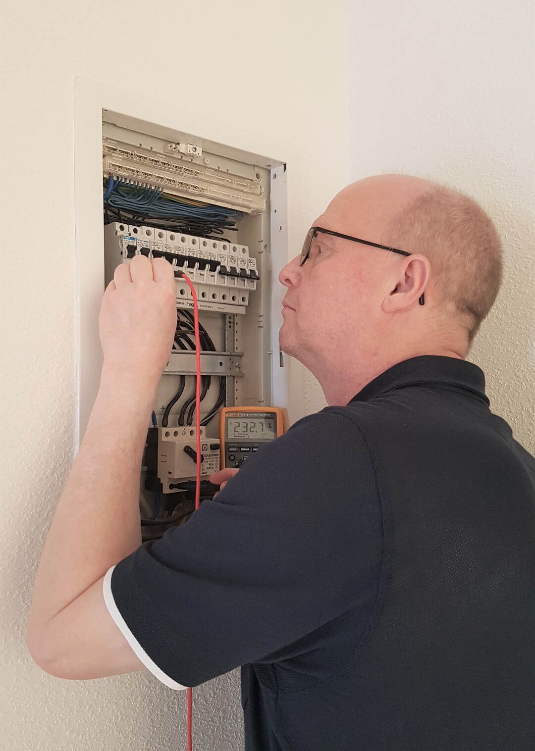 Die regelmige berprfung von Elektroinstallationen durch einen Fachmann ist wichtig fr die Sicherheit aller und darf nicht unterschtzt werden.