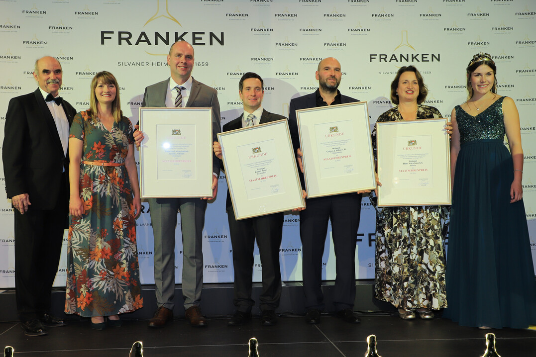 Weinbauprsident Artur Steinmann, Bayerische Staatsministerin fr Digitales Judith Gerlach, Werner Schmitt (Winzerhof Kieselsmhle aus Dettelbach), Daniel Sauer (Weingut Rainer Sauer aus Escherndorf), Gunter Geiger (Weingut Geiger und Shne aus Thngersheim), Andrea Wirsching (Weingut Hans Wirsching aus Iphofen) und die Frnkische Weinknigin Carolin Meyer (von links). 