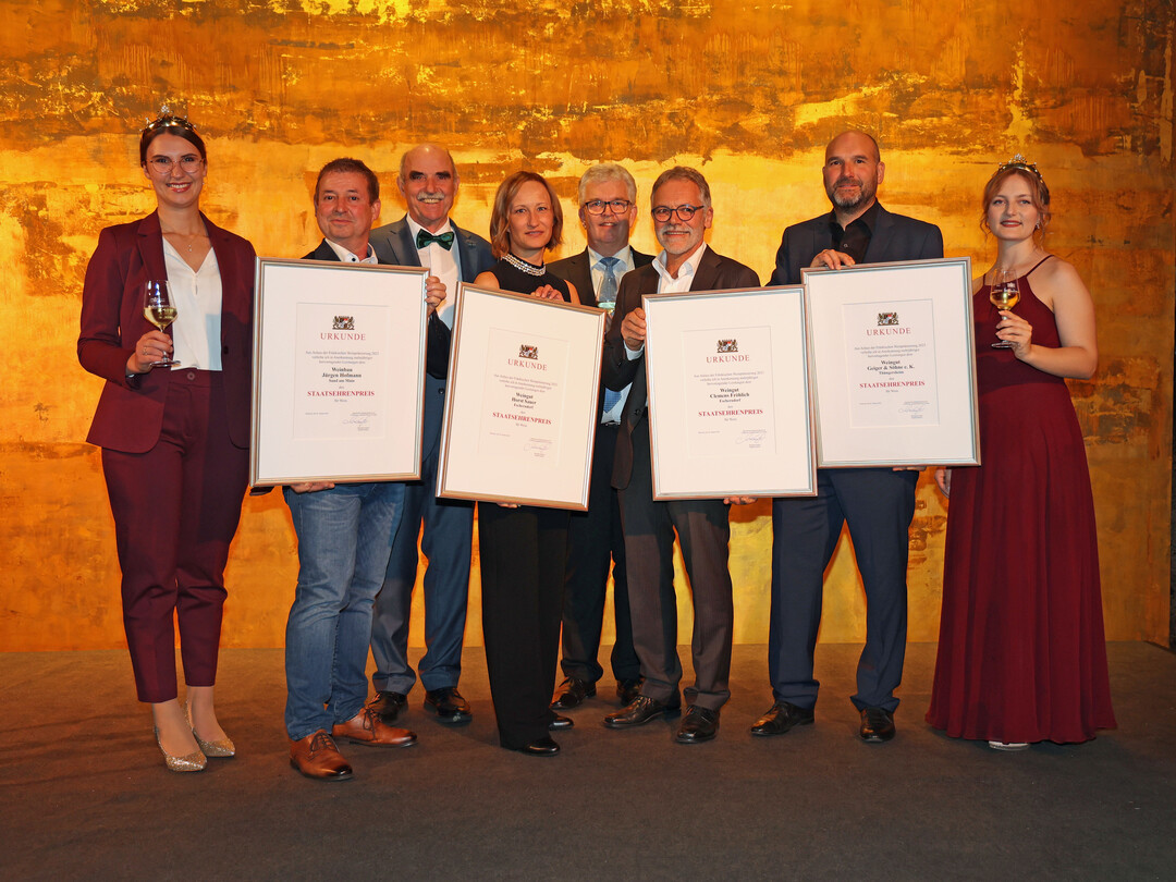 Bei der Urkundenübergabe (v.l.): Emmi Wendemuth (Fränkische Weinprinzessin), Jürgen Hofmann (Weinbau Jürgen Hofmann),
Artur Steinmann (Weinbaupräsident), Sandra Sauer (Weingut Horst Sauer), Hubert Bittlmayer (Amtschef),
Clemens Fröhlich (Weingut Clemens Fröhlich), Gunter Geiger (Weingut Geiger und Söhne) und Linda Keller (Fränkische Weinprinzessin).