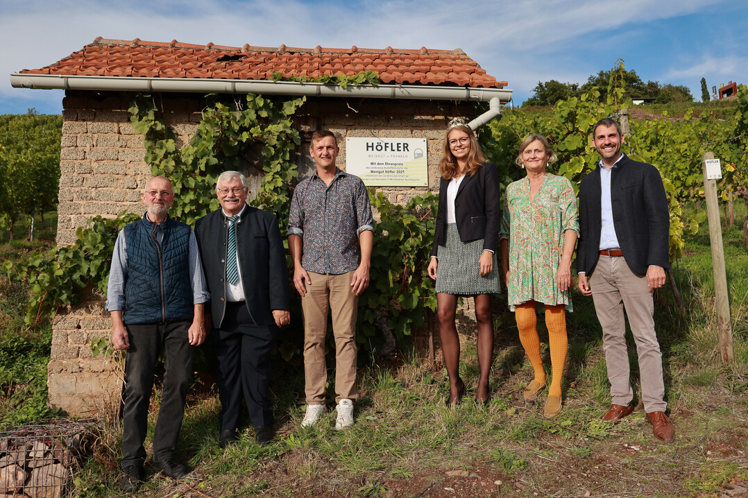 Übergabe des Aschaffenburger Landkreis-Ehrenpreises im Michelbacher Apostelgarten (v.l.): Bernhard Höfler, 2. Bürgermeister Kurt Schumacher (Alzenau), Johannes Höfler, Fränkische Weinkönigin Eva Brockmann, Edeltraud Höfler und Landrat Dr. Alexander Legler (Lkr. Aschaffenburg).