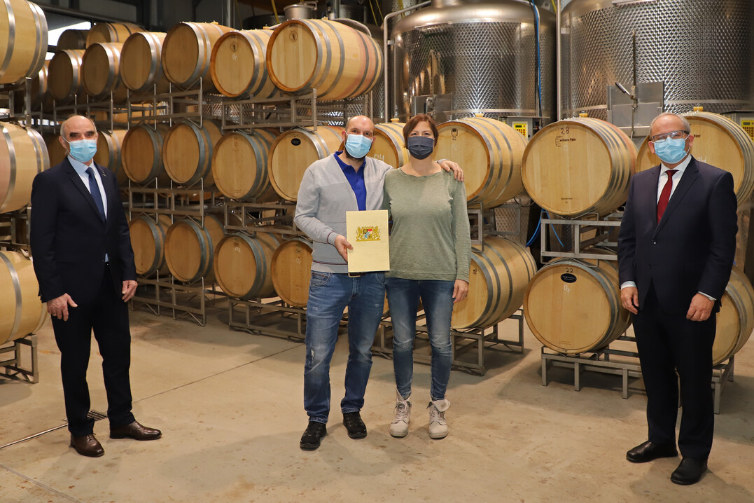 bergabe des Ehrenpreises der Regierung von Unterfranken im Thngersheimer Weingut Geiger & Shne (v. l. ): Weinbauprsident Artur Steinmann, Gunter und Julia Geiger (Weingut Geiger & Shne) und Regierungsprsident Dr. Eugen Ehmann.