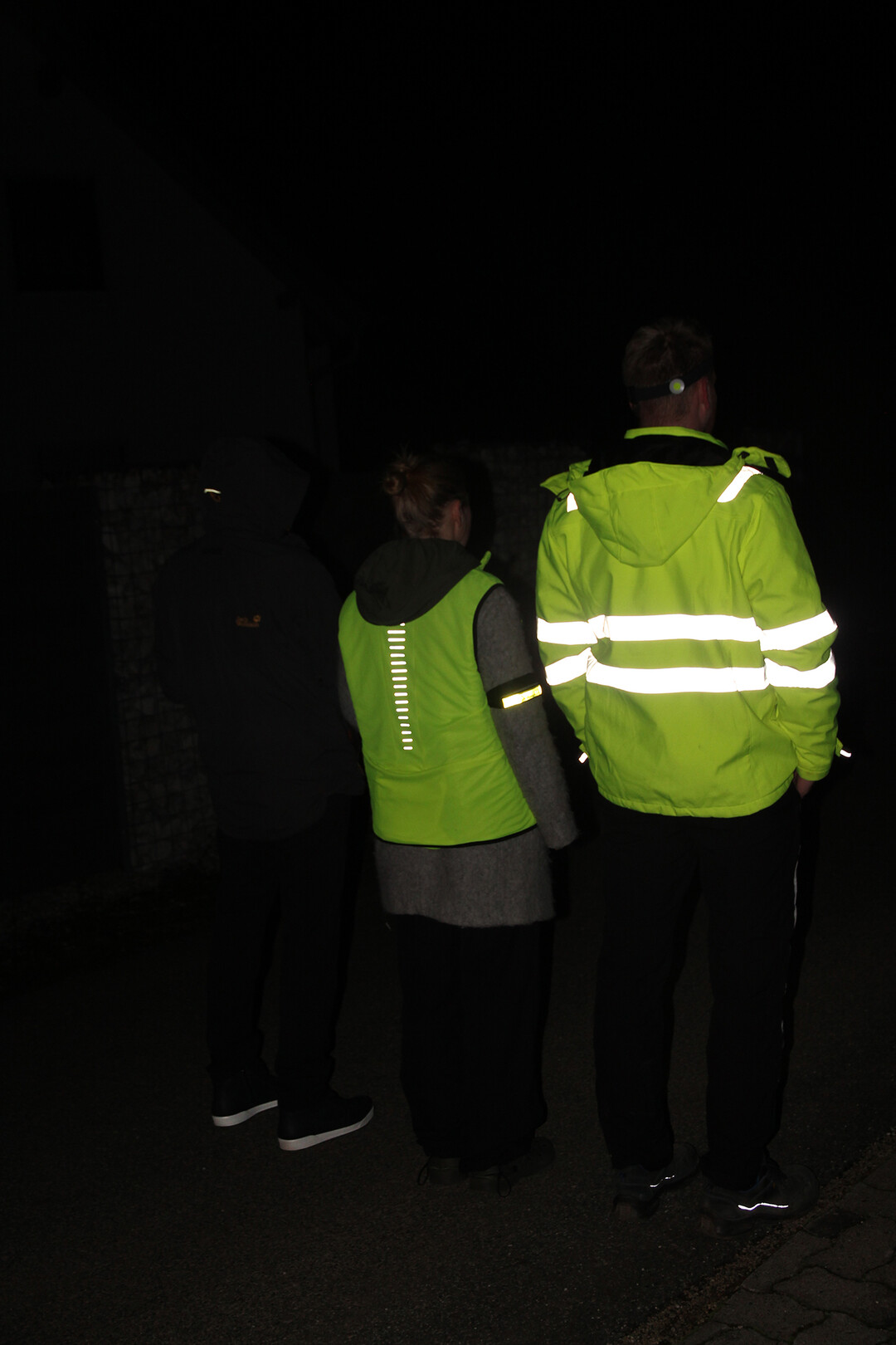 In der dunklen Jahreszeit kann helle, auffllige Kleidung mit Reflektoren darber entscheiden, ob Fugnger und Zweiradfahrer gesehen oder bersehen werden. Blinklichter, Taschen- und Stirnlampen schtzen zustzlich.