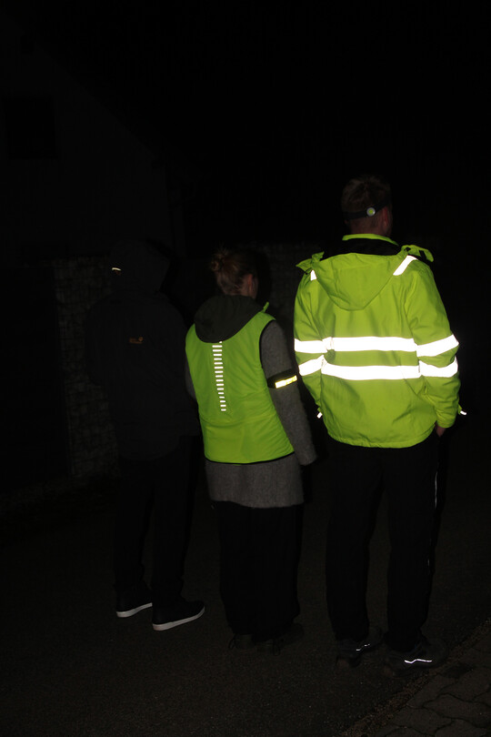 In der dunklen Jahreszeit kann helle, auffllige Kleidung mit Reflektoren darber entscheiden, ob Fugnger und Zweiradfahrer gesehen oder bersehen werden. Blinklichter, Taschen- und Stirnlampen schtzen zustzlich.