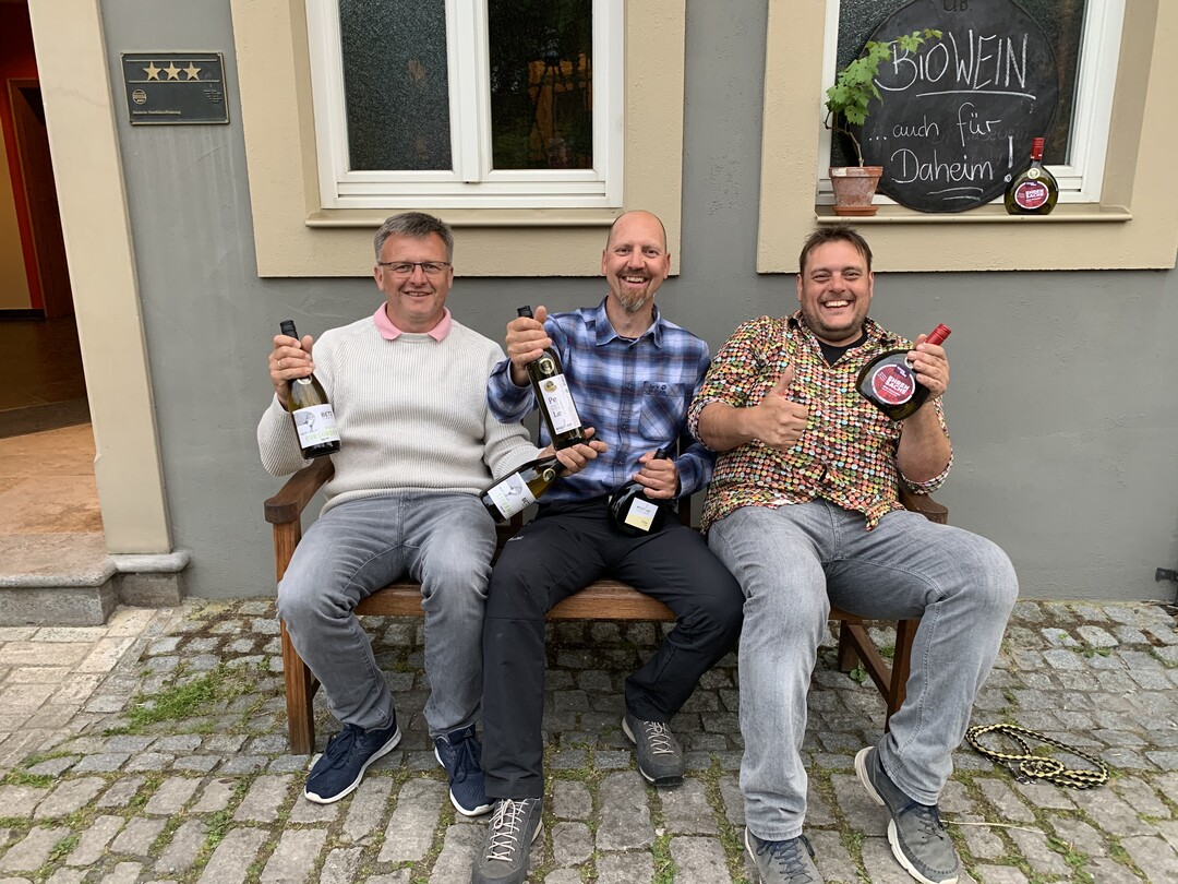 Die „Drei Goldjungs“: Wolfgang Betz (Garagenweingut Betz), Thomas Lange (Weingut Lange-Schloss Saaleck), Matthias Popp (Bioweingut Bausewein) (v.l.n.r.) freuen sich auf die Bio-Weinprobe daheim.