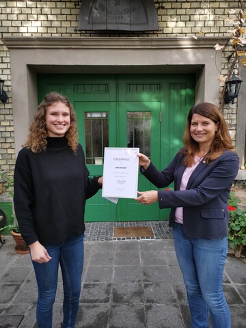 Julia Oswald (links) bekam ihren Preis am 2. Oktober 2020 von Vinissima-
Geschftsfhrerin Stefanie Dreiigacker im elterlichen Weingut Burghof Oswald in Guntersblum, Rheinhessen, berreicht.
