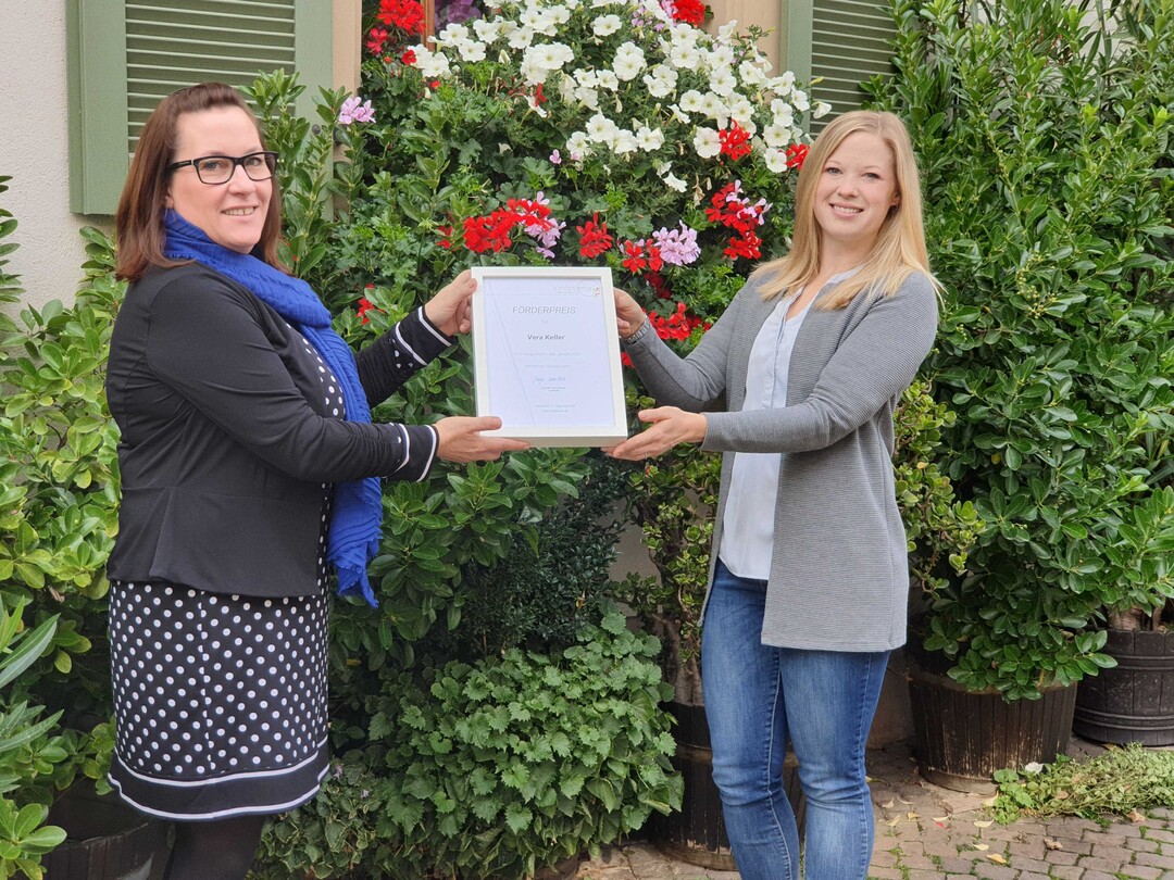 Jennifer Henne-Bartz (links), 1. Vorsitzende von Vinissima, berreichte am 13. Oktober 2020 Vera Keller vom Weingut Keller in Gcklingen, Pfalz, ihren Frderpreis.