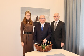 Die 65. Frnkische Weinknigin Eva Brockmann und Weinbauprsident Artur Steinmann berreichten dem Regierungsprsidenten von Unterfranken, Dr. Eugen Ehmann (Mitte) ein Weinprsent mit erlesenen Frankenweinen anlsslich seines 65. Geburtstags.