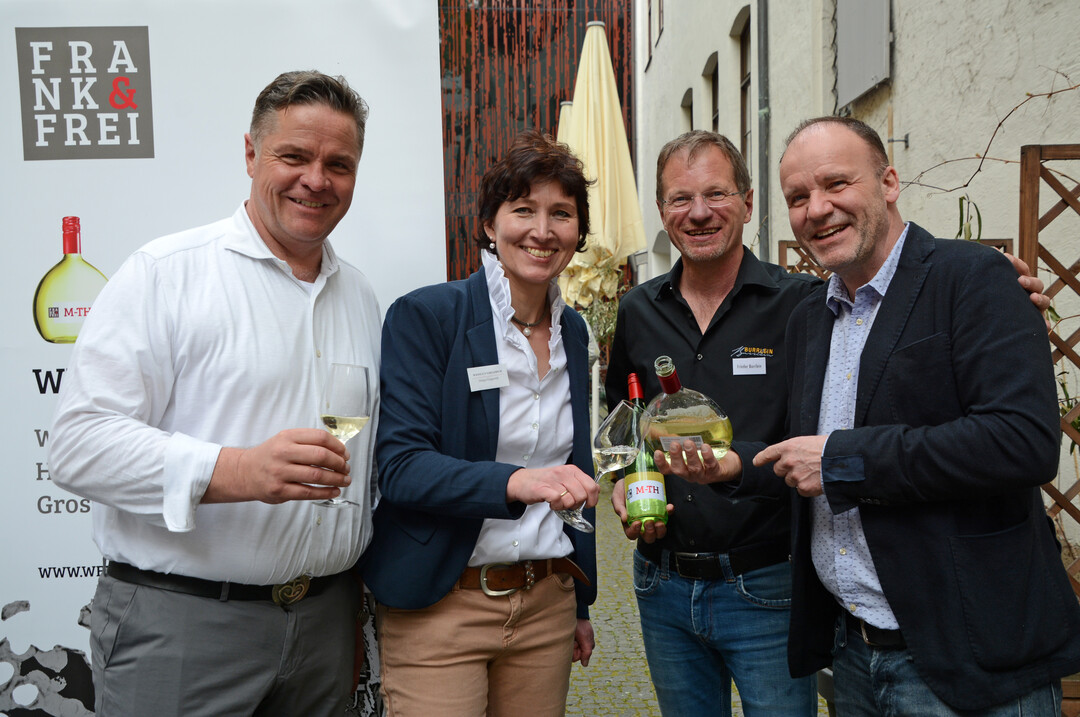 Ein eingespieltes Team! Johannes Müller, Geschäftsführer „Alter Hof“, und die Frank & Frei’ler Helga Giegerich (Großwallstadt), Frieder Burrlein (Mainstockheim) und Rainer Müller (Volkach) freuen sich über die gelungene Präsentation im Weingarten (von links).