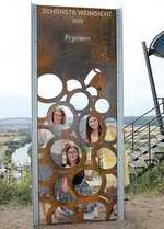 (v.l.) Weinprinzessin Lea Konrad (Himmelstadt), Weinprinzessin Annika Burkhard (Stetten) und Fränkische Weinkönigin Carolin Meyer.