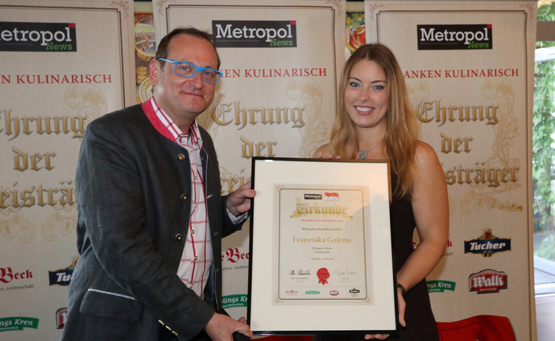 In Nürnberg übergab Entertainer Volker Heißmann die Urkunde mit launigen Worten an Franziska Galena.