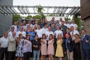 So sehen Gewinner aus! Der TOP-Jahrgang 2018 der Ausbildungsrichtungen Winzer und Weintechnologen mit Martin Reinhard, Ausbildungsbeauftragter des Frnkischen Weinbauverbandes e. V., Karl Josef Lauk, Prfungsaus-schussvorsitzender Winzer Franken, Frank Delien, Leiter Staatliches Berufliches Schulzentrum Kitzingen-Ochsenfurt (links auen v.l.), Klara Zehnder, Frnkische Weinknigin, Dr. Hermann Kolesch, LWG-Prsident, Max-Martin W. Deinhard, stellvertretender Hauptgeschftsfhrer der IHK Wrzburg-Schweinfurt (rechts auen v.l.).