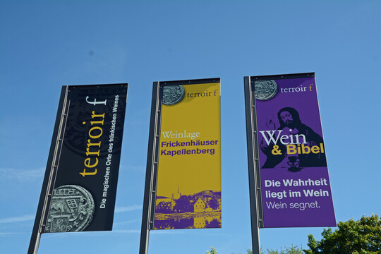 Das terroir f-Motto in Frickenhausen: Die Wahrheit liegt im Wein  Wein segnet. 