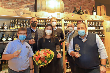 Josef Scheer (Stv. Abteilungsleiter Weinabteilung), Marco Trabold, Frnkische
Weinknigin Carolin Meyer, Julian Trabold, Weinbauprsident Artur Steinmann und Sascha Conrad
(Abteilungsleiter Weinabteilung) freuen sich miteinander. 