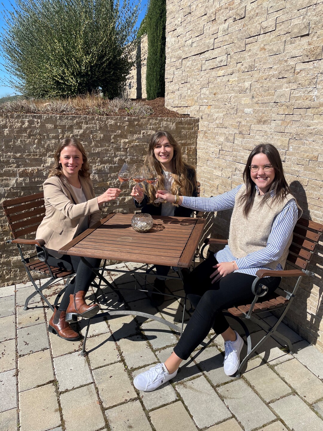 Die Badischen Weinhoheiten genieen die ersten Frhlingssonnenstrahlen auf einer Rundtour durch Baden (v.l.: die Badische Weinknigin Jessica Himmelsbach, mit den Weinprinzessinnen Geraldine Liebs und Lisa Huber).