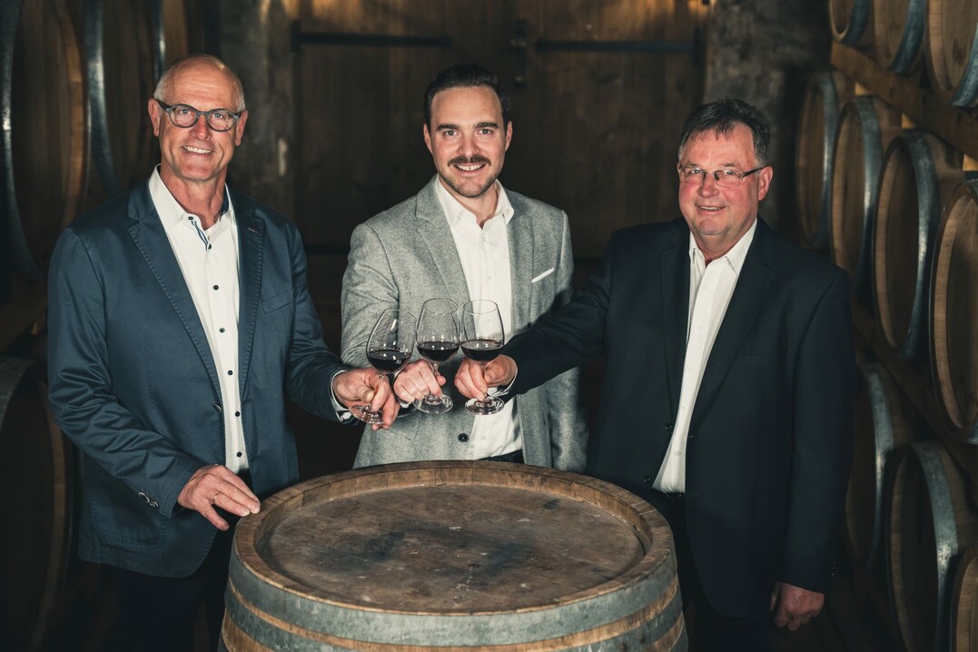 Zufrieden mit dem Geschäftsverlauf trotz Pandemie sind v.l. Vorstandsvorsitzender Franz Männle, Geschäftsführender Vorstand Dr. Sebastian Hill, erster Stellvertretender Vorstandsvorsitzender Alois Huber.