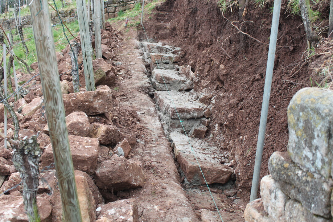 Grundlegend ist ein solides Fundament. Dieses wird heutzutage im gewachsenen Boden mit Beton verfestigt, allerdings nur bis zur Sichtflche, die ber dem Boden beginnt. Die Tiefe des Fundaments richtet sich nach der Hhe der Mauer.