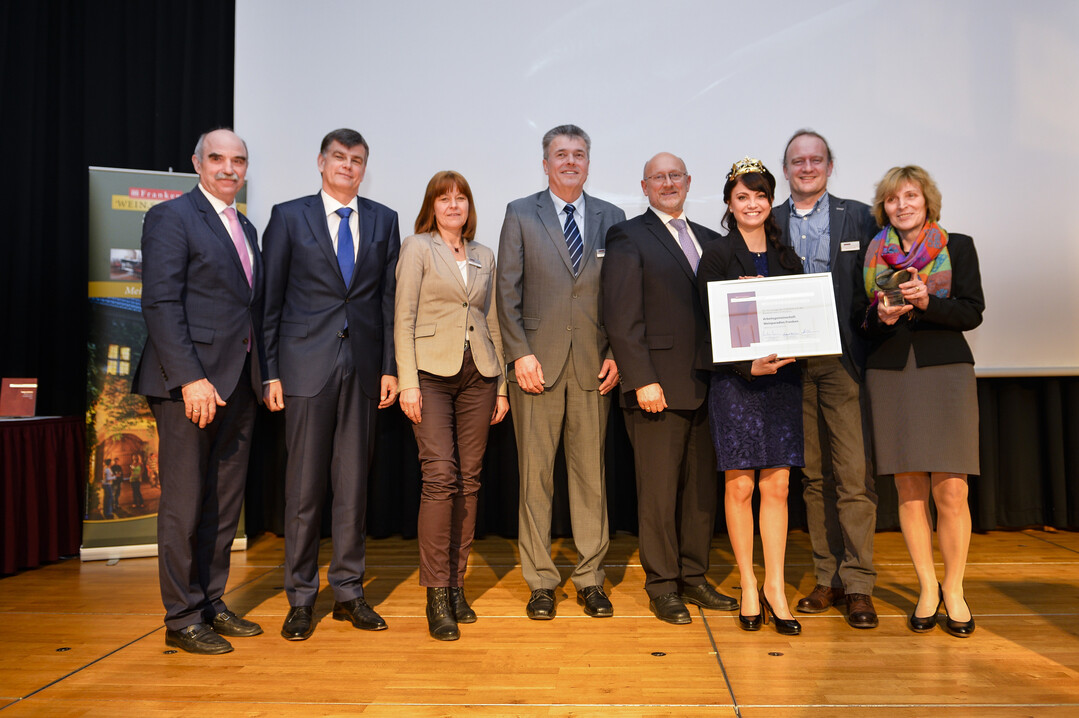 Die Preisträger des Weintourismuspreises 2016: Die ARGE Weinparadies Franken. (v.l.) Weinbaupräsident Artur Steinmann, Jörg Schanow (Iphofen), Ingrid Reifenscheid- Eckert (Willanzheim-Hüttenheim), Heinz Dorsch (Seinsheim), Ministerialdirigent Friedrich Mayer (StMELF), Fränkische Weinkönigin Kristin Langmann, Rainer Mayer (Weigenheim, Reusch) und die Vorsitzende Doris Klose- Violett.