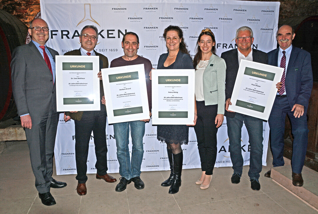 Fr 25 Jahre Betriebstreue wurden Dr. Uwe Matheus (Weingut Wirsching), Herbert Brand (Staatlicher Hofkeller), Petra Hnig (LWG) und Paul Glaser (Divino) geehrt (von links). Es gratulierten Vizeprsident Horst Kolesch (l.), Weinprinzessin Katharina Kunzemann (3.v.r.) und Weinbauprsident Artur Steinmann (r.). Weitere Jubilare, die beim Ehrungsabend nicht anwesend sein konnten, sind Dieter Christ, Franz Schneider, Peter Zang und Norbert Glaser (alle Divino) sowie Hans Neubert (LWG). 
