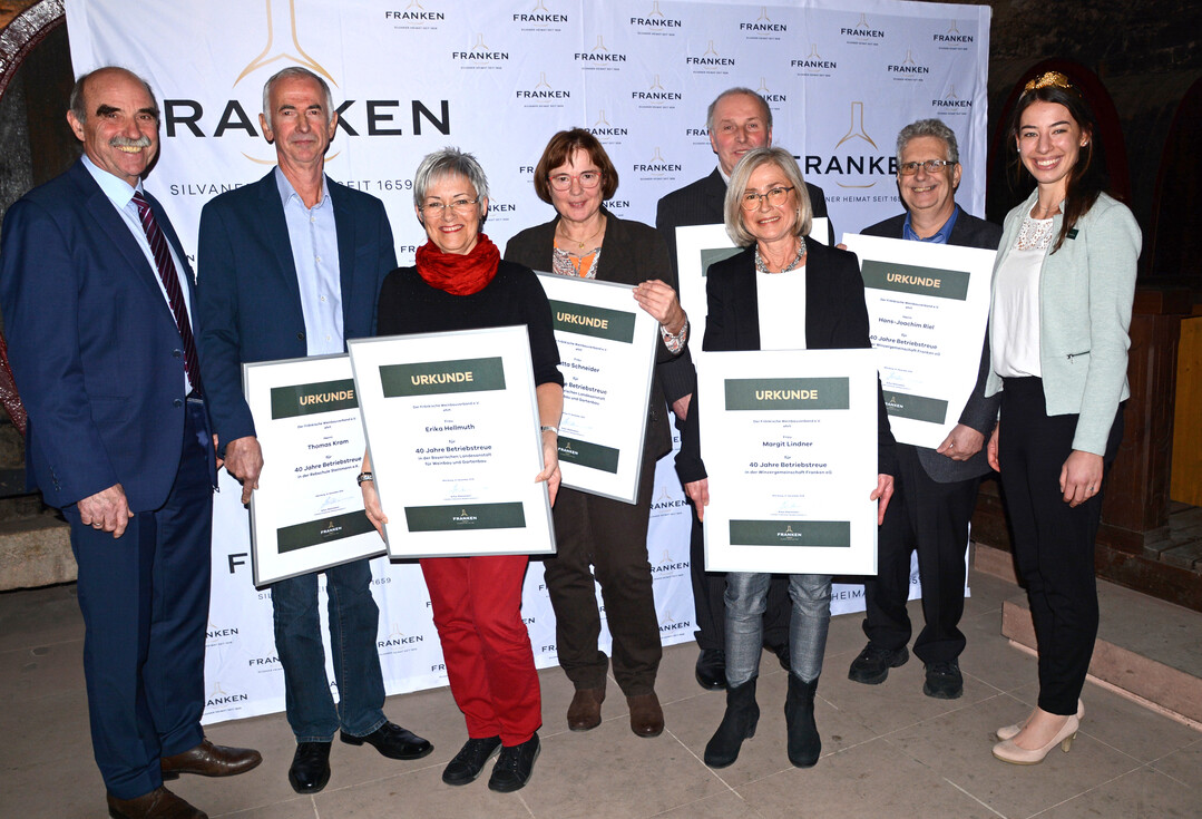 Ihr 40-jhriges Betriebsjubilum feierten in diesem Jahr Thomas Kram (Rebschule Steinmann), Erika Hellmuth (LWG), Jutta Schneider (LWG), Thomas Will (GWF), Margit Lindner (GWF) und Hans-Joachim Riel (GWF) (von links). Es gratulierten Weinbauprsident Artur Steinmann (l.) und Weinprinzessin Katharina Kunzemann (r.).