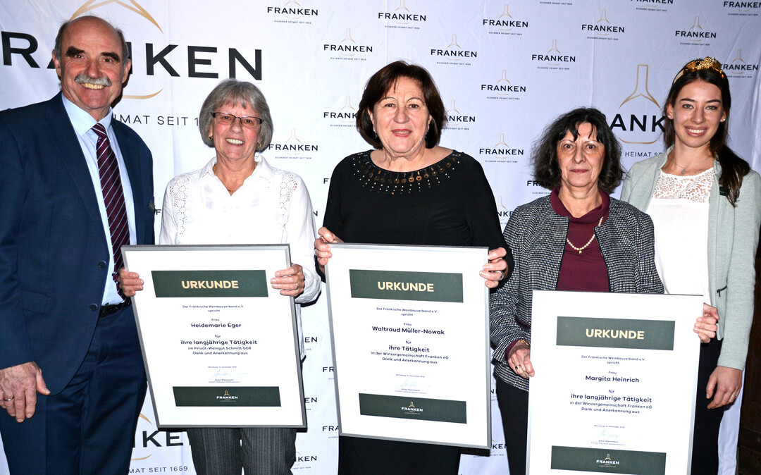 Zum Ende ihrer Berufslaufbahn erhielten auch Heidemarie Eger (Privat-Weingut Schmitt), Waltraud Mller-Novak (GWF) und Margita Heinrich (GWF) vom Weinbauverband eine Ehrenurkunde und ein Buchprsent (von links). Es gratulierten Weinbauprsident Artur Steinmann (l.) und Weinprinzessin Katharina Kunzemann (r.).    Am Ehrungsabend nicht mit dabei sein konnten Lieselotte Schalk (GWF), Rosemarie Reulbach (GWF), Thomas Liebler (LWG) und Peter Schwingenschlgl (LWG).  