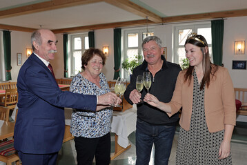 Anlsslich des 70. Geburtstags stieen Frnkische Weinknigin Carolin Meyer (r.) und Weinbauprsident Artur Steinmann mit Bruno Kohlmann und dessen Ehefrau Elisabeth an. 