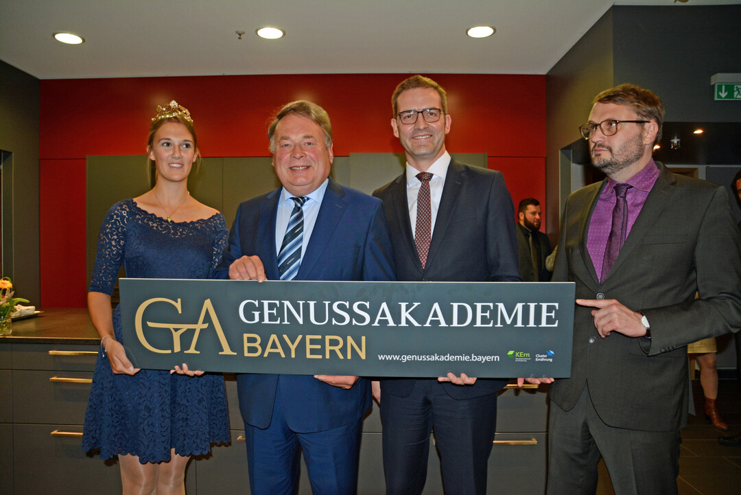 Vertreter der IHK Wein- und Sommelierschule Würzburg und des fränkischen Weinbauverbandes waren beim offiziellen Startschuss der Genussakademie Bayern mit dabei.