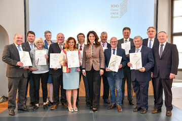Prmierung am 11. Mai 2018, Staatsministerin Michaela Kaniber mit MdL Sandro Kirchner (2.v.l.), , MdL Berthold Rth (2.v.r.) und Landrat Thomas Bold (LK Bad Kissingen, 1.v.r), und mit Vertretern der Genussorte Abtswind, Alzenau, Bischofsheim an der Rhn, Brgstadt, Dettelbach, Fladungen, Handthal, Klingenberg am Main, Schweinfurt und Wartmannsroth.