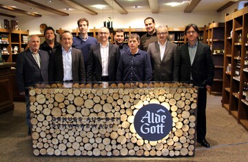 Von links: Die Grndungsmitglieder Ernst Mller (Vorstandsvorsitzender Weinbiet), Hubert Vierthaler (Vorstand Alde Gott), Axel Gerst (Geschftsfhrer Cleebronn & Gglingen), Dr. Bastian Klohr (Geschftsfhrender Vorstand Weinbiet), Gnter Lehmann (Geschftsfhrender Vorstand Alde Gott), Gnter Hhn (Vorstandsvorsitzender DIVINO Nordheim Thngersheim), Joachim Heinz (Vorstand Cleebronn & Gglingen) , Thomas Beyl (Vorstand Cleebronn & Gglingen), Michael Falk (Geschftsfhrer German Wine Group) und Wendelin Grass (Geschftsfhrender Vorstand DIVINO Nordheim Thngersheim).