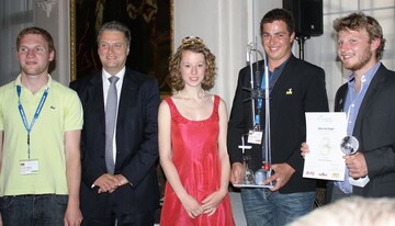 Im Bild die Gewinner der 6. EUROPEA Wine Championship: von links: Zweiter Sieger im Gesamtwettbewerb Lorenz Neder von der Staatlichen Technikerschule fr Agrarwirtschaft in Veitshchheim, Ministerialdirektor Martin Neumeyer, Frankens Weinknigin Sabine Ziegler, der Erstplazierte David Spiess  er erhielt zustzlich zum Pokal eine Laborausrstung - und der Drittplatzierte Albrecht Engel, beide von der DLR Rheinhessen-Nahe-Hunsrck aus Oppenheim. Foto lwg<br />