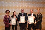 Die Gewinner des DWI-Sonderpreises bei der DLG-Sektprämierung (v.l.): Petra Escher (Weingut Escher), Stefan Erbeldinger (Weingut Kurt Erbeldinger & Sohn), Horst Stengel (Wein- und Sektkellerei Stengel). Links außen: DWI-Geschäftsführerin Monika Reule. Rechts außen: Deutsche Weinkönigin Josefine Schlumberger.