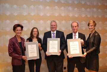 Die Gewinner des DWI-Sonderpreises bei der DLG-Sektprmierung (v.l.): Petra Escher (Weingut Escher), Stefan Erbeldinger (Weingut Kurt Erbeldinger & Sohn), Horst Stengel (Wein- und Sektkellerei Stengel). Links auen: DWI-Geschftsfhrerin Monika Reule. Rechts auen: Deutsche Weinknigin Josefine Schlumberger. 