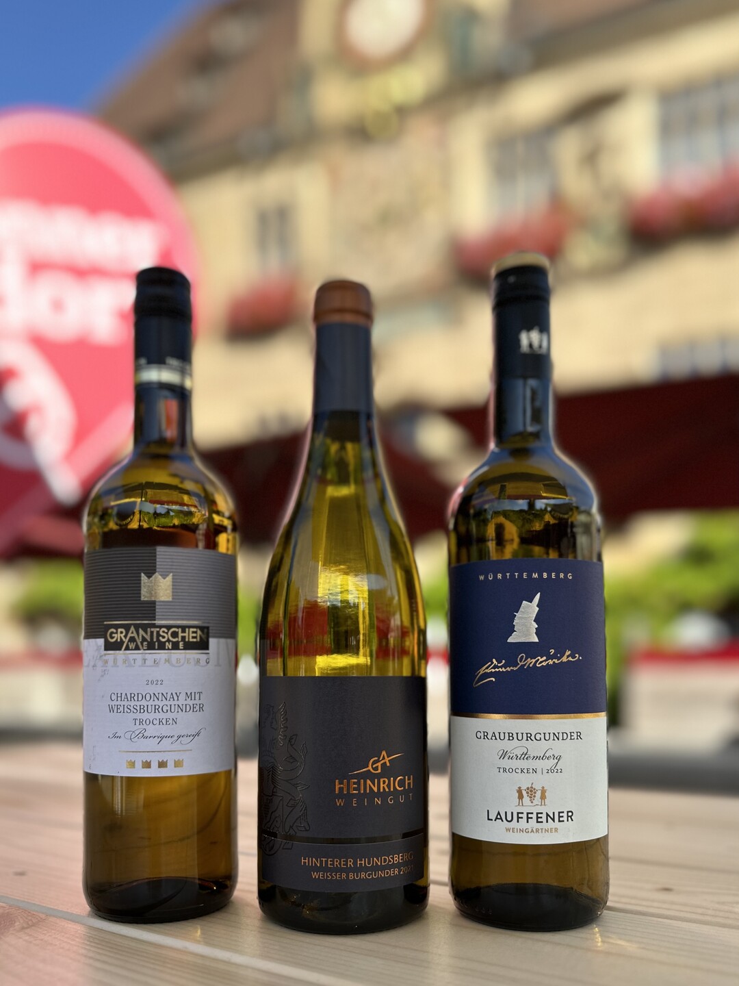 Die drei Siegerweine (v.l.): Der 2022er EXCLUSIV Chardonnay mit Weiburgunder, von Grantschen Weine der Genossenschaftskellerei Heilbronn (Platz 3), Heilbronner Hinterer Hundsberg Weier Burgunder trocken vom Heilbronner Weingut G.A. Heinrich (Platz 1) und der 2022er Grauburgunder Poet Eduard Mrike von den Lauffener Weingrtnern (Platz 2).