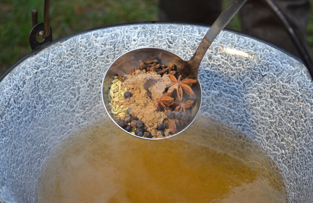 Immer mehr sächsischen Winzer würzen einen Teil ihrer Weine und bieten ihn als Glühwein an. Genug Menge liegt in den Tanks.