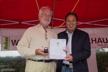 Zur Erffnungsfeier der Stuttgarter Steillagentage gab es eine berraschung  Bezirksvorsteher Ralf Bohlmann (r.) bermittelte Weinerlebnisfhrer Raimund Stetter die Ehrenmnze der Stadt Stuttgart fr sein Engagement rund um den Weinbau. 