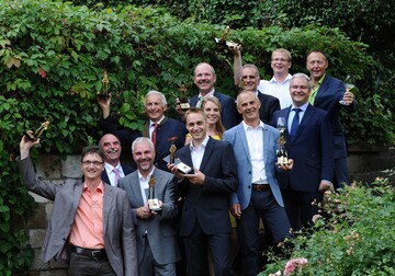 Die glcklichen Gewinner der Goldenen Rebschere 2015 (vlnr.) Ralf Baldauf, Artur Steinmann, Matthias Bungert, Dr. Heinrich Wirsching, Johannes Burkert (Landesanstalt fr Weinbau und Gartenbau), Judith Dorst, Horst Kolesch (Juliusspital), Peter Pliger (Kuenhof), Rainer Sauer, Johannes Popp, Markus Del Monego, Hermann Mengler