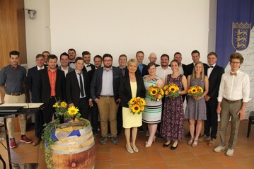 Staatssekretrin Friedlinde Gurr-Hirsch berreichte die Urkunden an die glcklichen Absolventen des Jahrgangs 2016-2018.