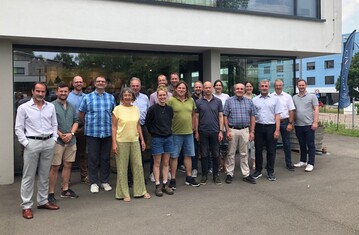 Die Teilnehmer der Jury vor dem Weinbauinstitut in Freiburg.