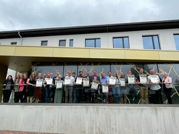 Beim Gruppenfoto strahlen die Sieger um die Wette. 