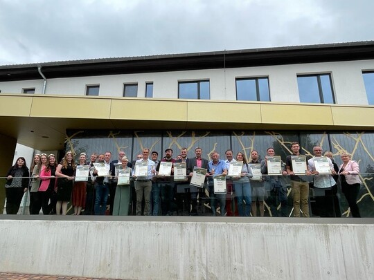Beim Gruppenfoto strahlen die Sieger um die Wette. 