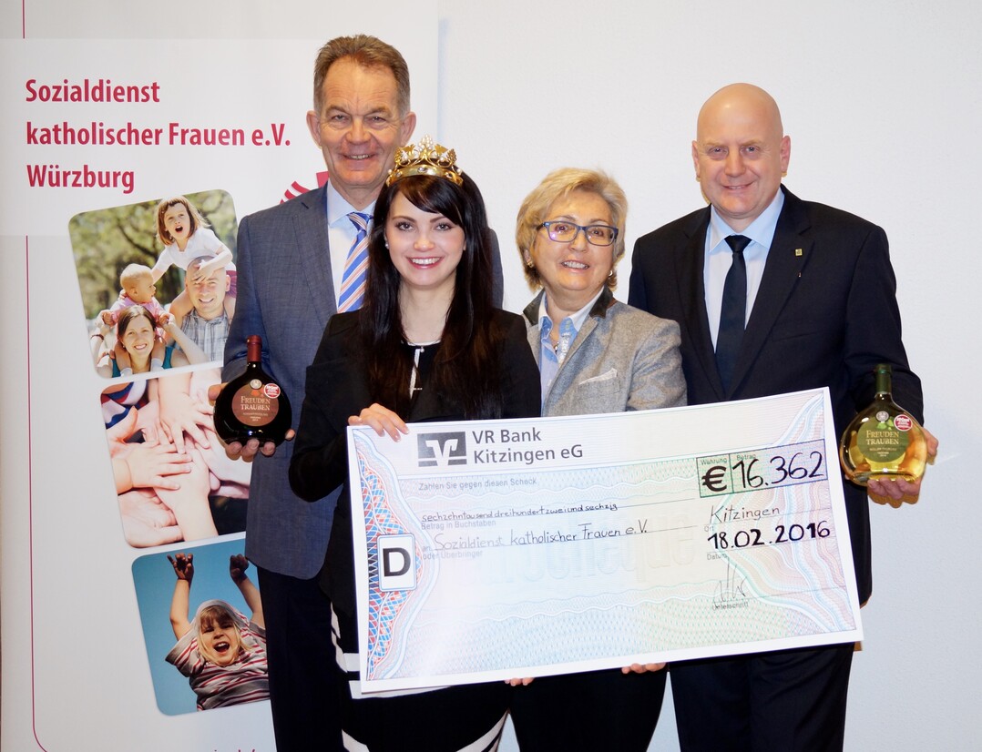 Gutes tun und Gutes genießen: Die Winzergemeinschaft Franken (GWF) und EDEKA Nordbayern-Sachsen-Thüringen überreichten dem Sozialdienst katholischer Frauen (SkF) einen Spendenscheck über mehr als 16.000 Euro. Von links: Geschäftsführender Vorstand der GWF Paul E. Ritter, Weinkönigin Kristin Langmann, Vorstandsvorsitzende SkF Dr. Anke Klaus und EDEKA-Geschäftsführer Christian Ort.