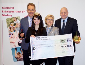 Gutes tun und Gutes genieen: Die Winzergemeinschaft Franken (GWF) und EDEKA Nordbayern-Sachsen-Thringen berreichten dem Sozialdienst katholischer Frauen (SkF) einen Spendenscheck ber mehr als 16.000 Euro. Von links: Geschftsfhrender Vorstand der GWF Paul E. Ritter, Weinknigin Kristin Langmann, Vorstandsvorsitzende SkF Dr. Anke Klaus und EDEKA-Geschftsfhrer Christian Ort.