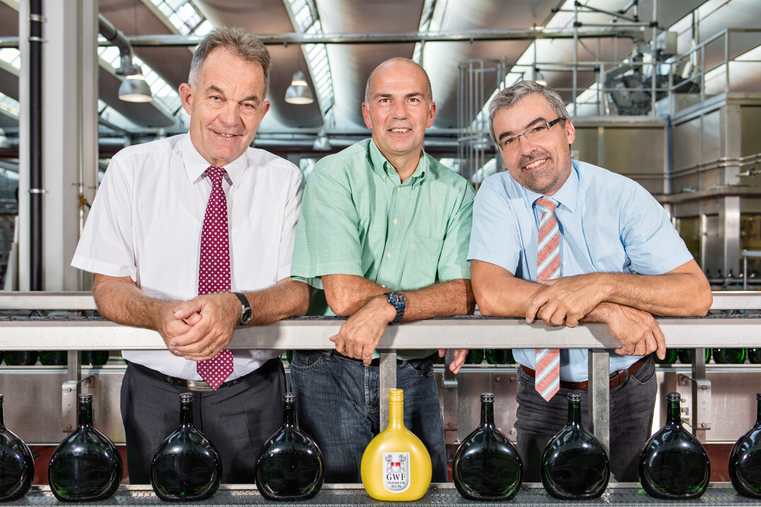 „Alles wurde zum richtigen Zeitpunkt geerntet und für unser auf den Markt abgestimmtes Sortiment in den Keller gebracht“, freuen sich von der Winzergemeinschaft Franken, GWF der Geschäftsführende Vorstand Paul Ritter, der Technische Betriebsleiter Hubert Wohlfart und der Vorstandsvorsitzende Andreas Oehm (v.l.).
